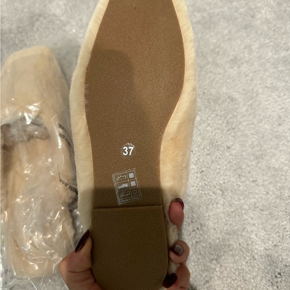 NWT weworewhat faux fur slipper - Picture 4 of 6